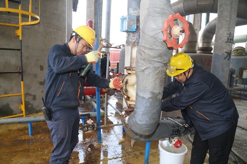 氯碱车间电解工段更换氯酸盐分解槽进出口阀门。.JPG