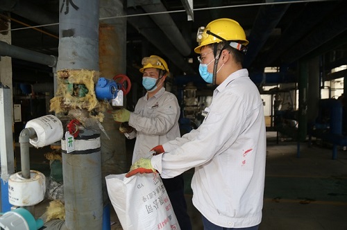 陈庆森、孙文昊更换淡盐水阀门