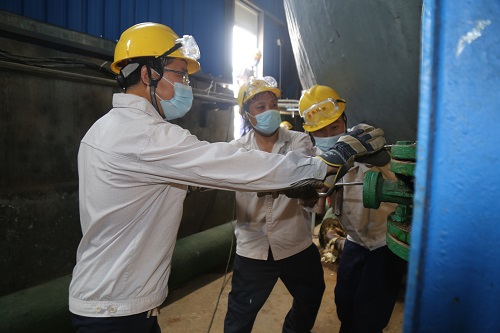 孟海军、马少伟、刘家辉更换液氯二期储槽负压管道阀门